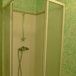 Gîte « Gascogne » : Salle d'eau avec douche, lavabo et lave-linge séchant